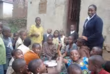 Victoire Ingabire en visite dans une communauté au Rwanda