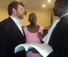 Victoire Ingabire et ses avocats au tribunal